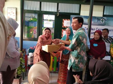 Hj. Jazimah Lansia Jejeran 1 Desa Wonokromo Juara 1 Lomba Cerdas Cermat Lansia Puskesmas Pleret