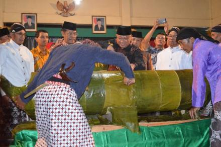 Ribuan Lemper dibagikan di Upacara Adat Rebo Pungkasan Desa Wonokromo