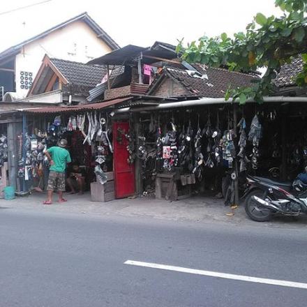 Pusat Onderdil dan Fariasi Sepeda Motor di Wonokromo