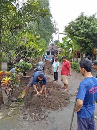 Kerja Bhakti Membangun Drainase di Dusun Jejeran I