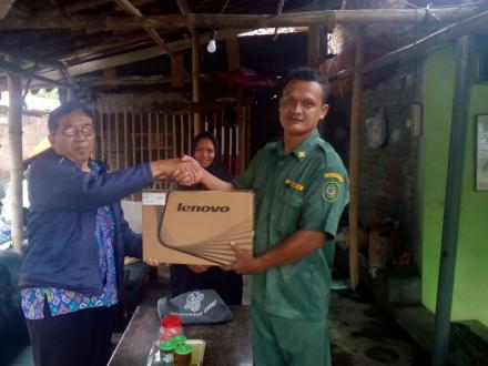 Penyerahan Laptop Dari Pamerti Code DIY Kepada Pamerti Code Desa Wonokromo