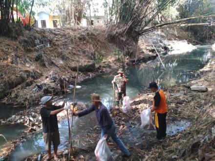 Bersih Sungai Code bersama BLH DIY dan Warga Dusun Jejeran 