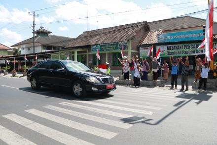 Warga Antusias Tunggu Iring-iringan Presiden Jokowi di Sepanjang Jalan di Imogiri Timur