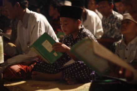 NGAJI MIGUNANI WARNA BARU MAJELIS ILMU GENERASI MUDA BRAJAN