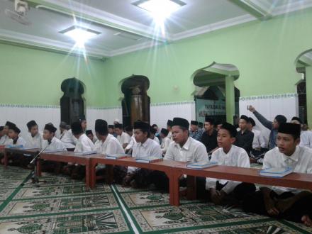 MUDA-MUDI BRAJAN TUTUP TADARUS BULAN RAMADHAN DENGAN KHATAMAN AL-QUR'AN