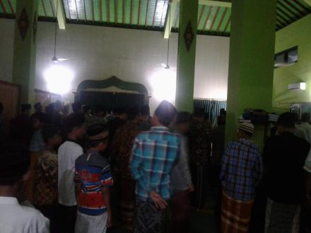 SHOLAT TASBIH DI MASJID BRAJAN DILANJUTKAN SAHUR BERSAMA