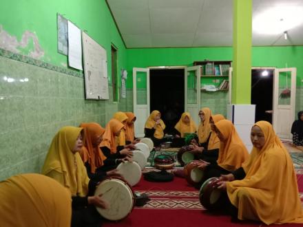 Group Hadroh An Najma Hibur Pengajian Rutin Lapanan Dusun Jejeran II 