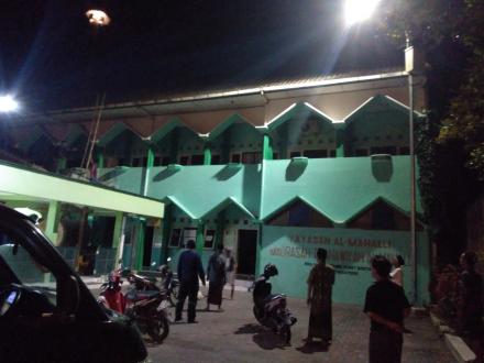 Kerja Bhakti Geser Tiang Lampu Masjid Brajan