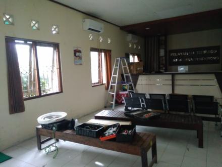 TINGKATKAN KENYAMANAN WARGA, KANTOR KELURAHAN WONOKROMO PASANG AC DAN TV