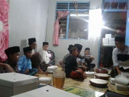 MENYELIPKAN NASEHAT DALAM BINGKAI SHOLAWAT