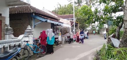 Mengais  Rizki di Pinggiran Pesantren