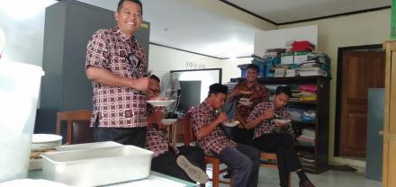 Jaga Solidaritas Dengan makan Siang Bersama