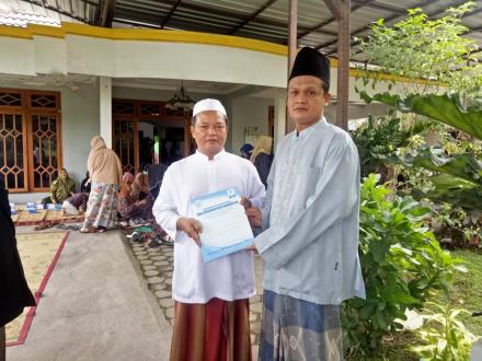 Penyerahan Akta Kematian Ernawati oleh Dukuh Jejeran I Kepada Ahli Waris