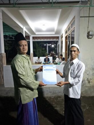 Penyerahan Akta Kematian Jamidah Kepada Ahli Waris oleh Dukuh Jejeran I Mustamid