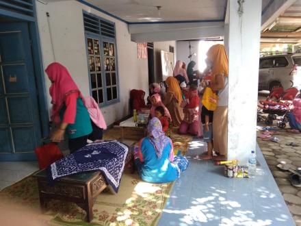 Posyandu Wijaya Kusuma Jati Memberikan Vitamin A kepada Balita