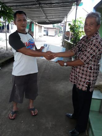 Penyerahan Akta Kematian Almarhum Parno oleh Kaur Perencanaan 