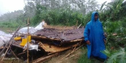 Curah Hujan Tinggi dan Angin Kencang Mengakibatkan Robohnya Kandang Ayam Milik PP. AL-Fithroh