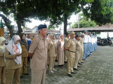 HUJAN TIDAK MENGHALANGI SEMANGAT PESERTA UPACARA BENDERA
