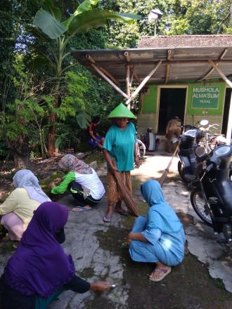 Kerja Bhakti Warga RT 01 Jejeran II Wujudkan Mushola Bersih Dan Sehat