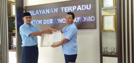 Penyerahan Akta Kematian Adik Khabir Azwar Alfarizqi oleh Carik Desa Wonokromo