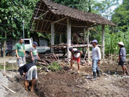 Warga RT 01 Jejeran 2 Gotong Royong Membuat Gudang Perkakas
