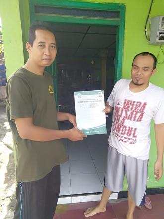 Penyerahan Akta Kematian Almarhum Harjo Utomo oleh Dukuh Pandes II