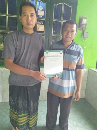 Penyerahan Akta Kematian Fatmawati oleh Dukuh Pandes II 