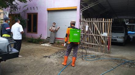 Penyemprotan Desinfektan dan Tracing ke Rumah Warga Isolasi Mandiri