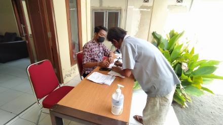 Penyaluran Bantuan Beras dari TAGANA Dinsos Kepada Warga Wonokromo