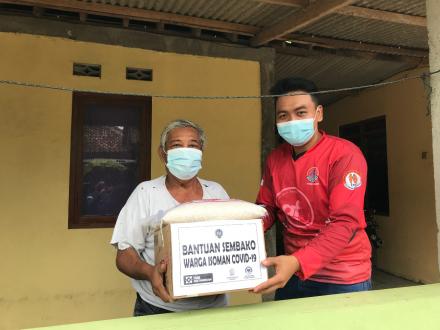 Penyerahan Bantuan Sosial Sembako kepada Warga Isoman di Kalurahan Wonokromo