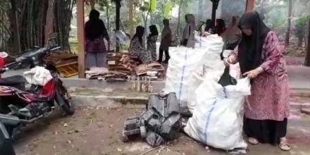 Tahun Baru, Dasa Wisma Jejeran 1 Mengawali Dengan Sedekah Sampah