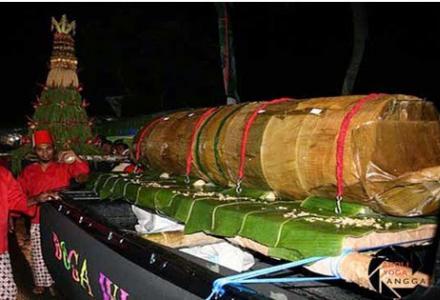 Upacara Adat Rabo pungkasan Desa Wonokromo